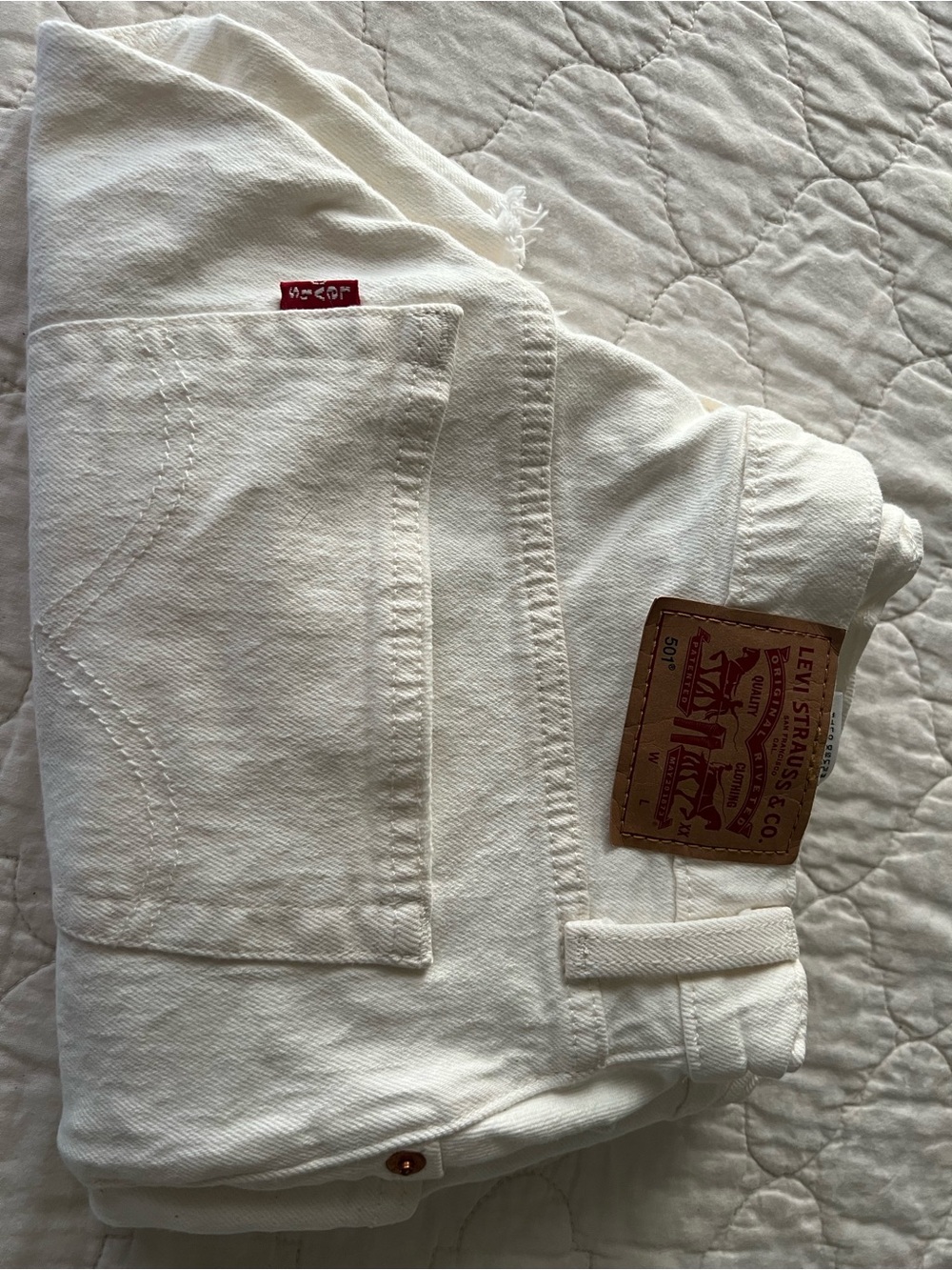 Levi's White Raw-Hem Denim Shorts - Picture 6 of 7